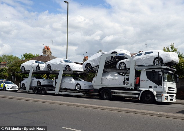 10 người Việt trốn trong cốp ôtô vượt biên sang Anh